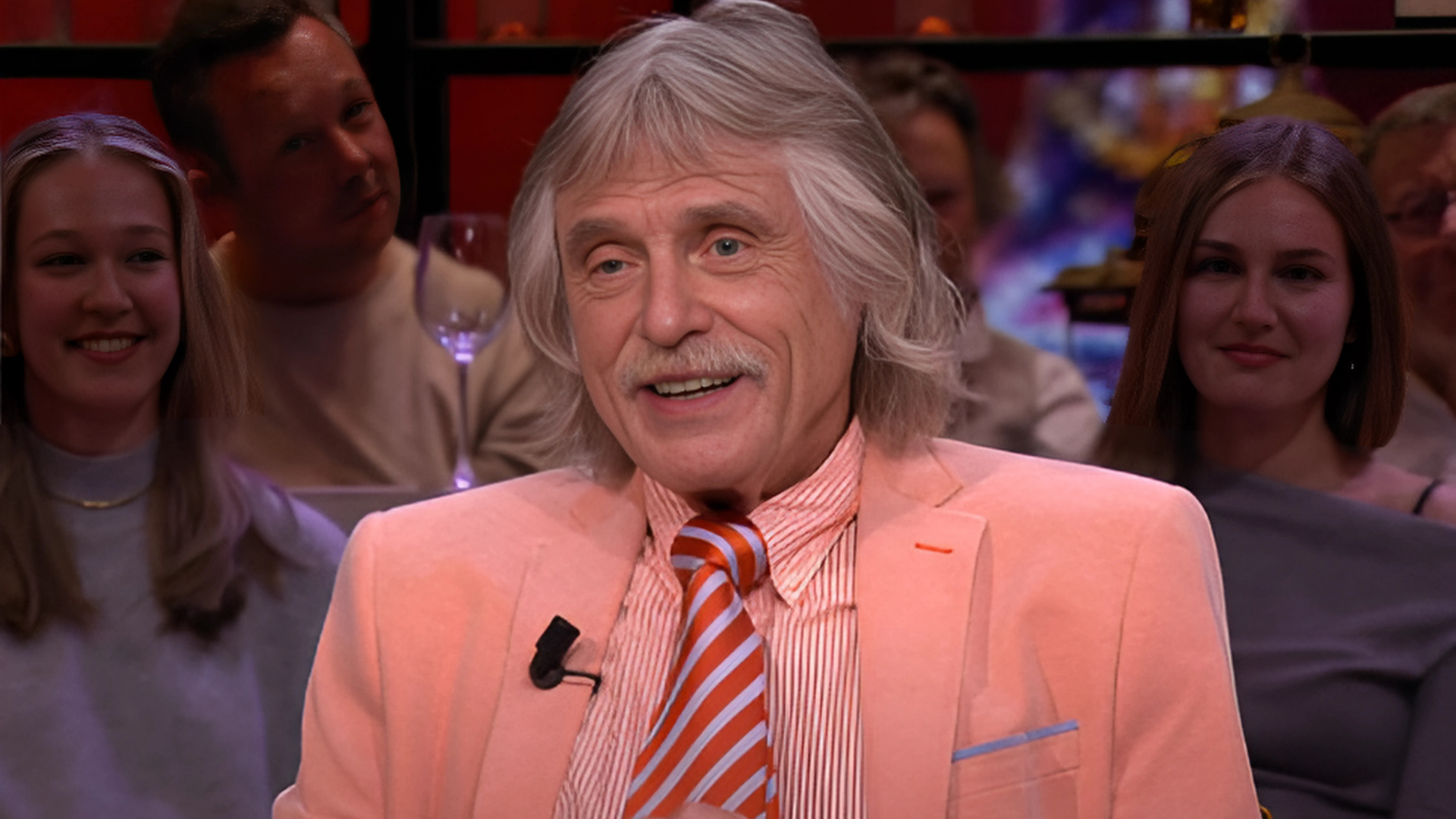 Johan Derksen in een televisiestudio