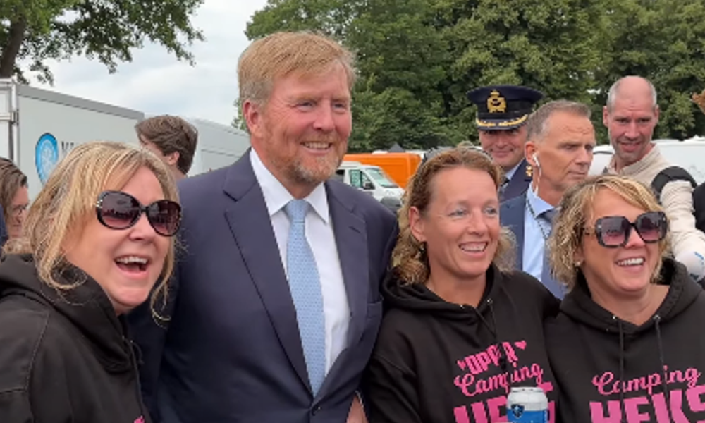 Willem-Alexander poseert met campingheksen in Assen: &acute;Barbecues en bier!&acute;