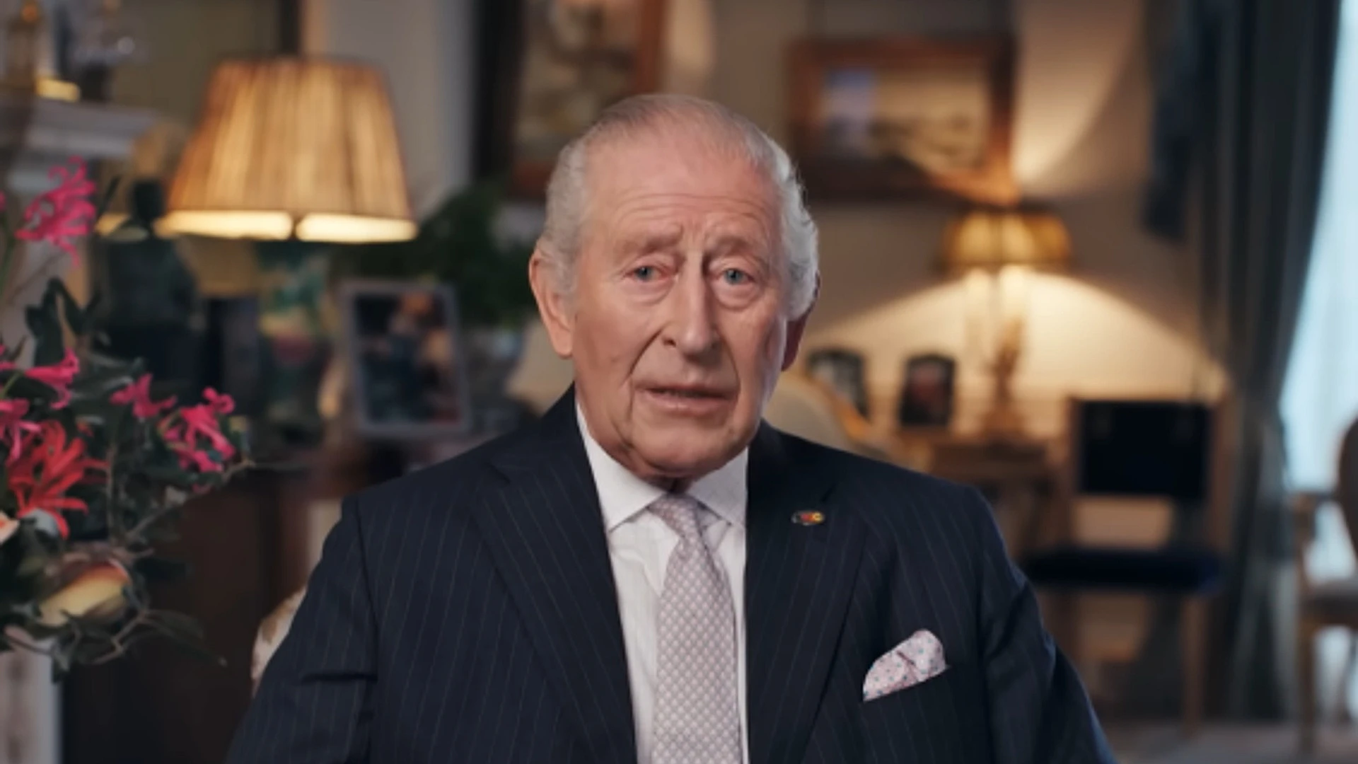 Koning Charles laat plaquette per ongeluk vallen: &lsquo;Geschrokken maar daarna hard gelachen&rsquo;