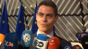 Rob Jetten achter een microfoonbos