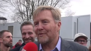 Koning Willem-Alexander tussen mensen