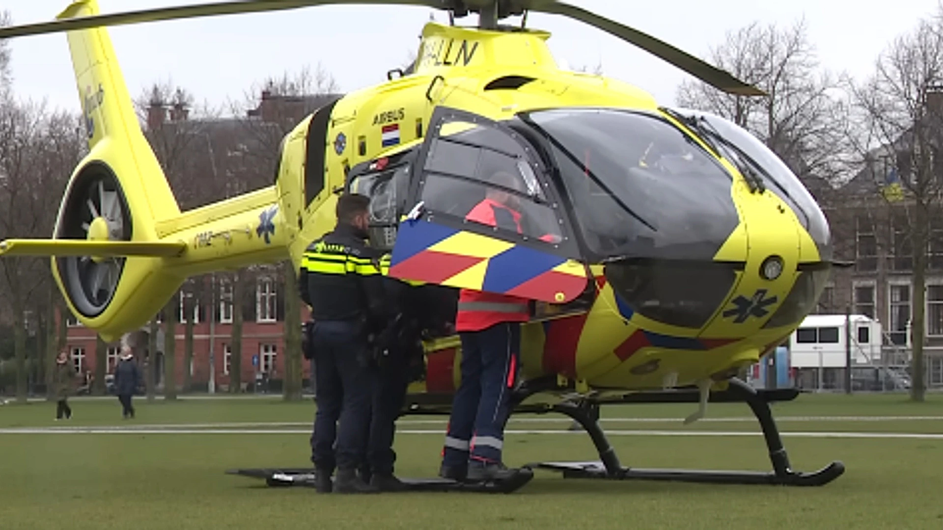 Traumahelikopter geland op een grasveld