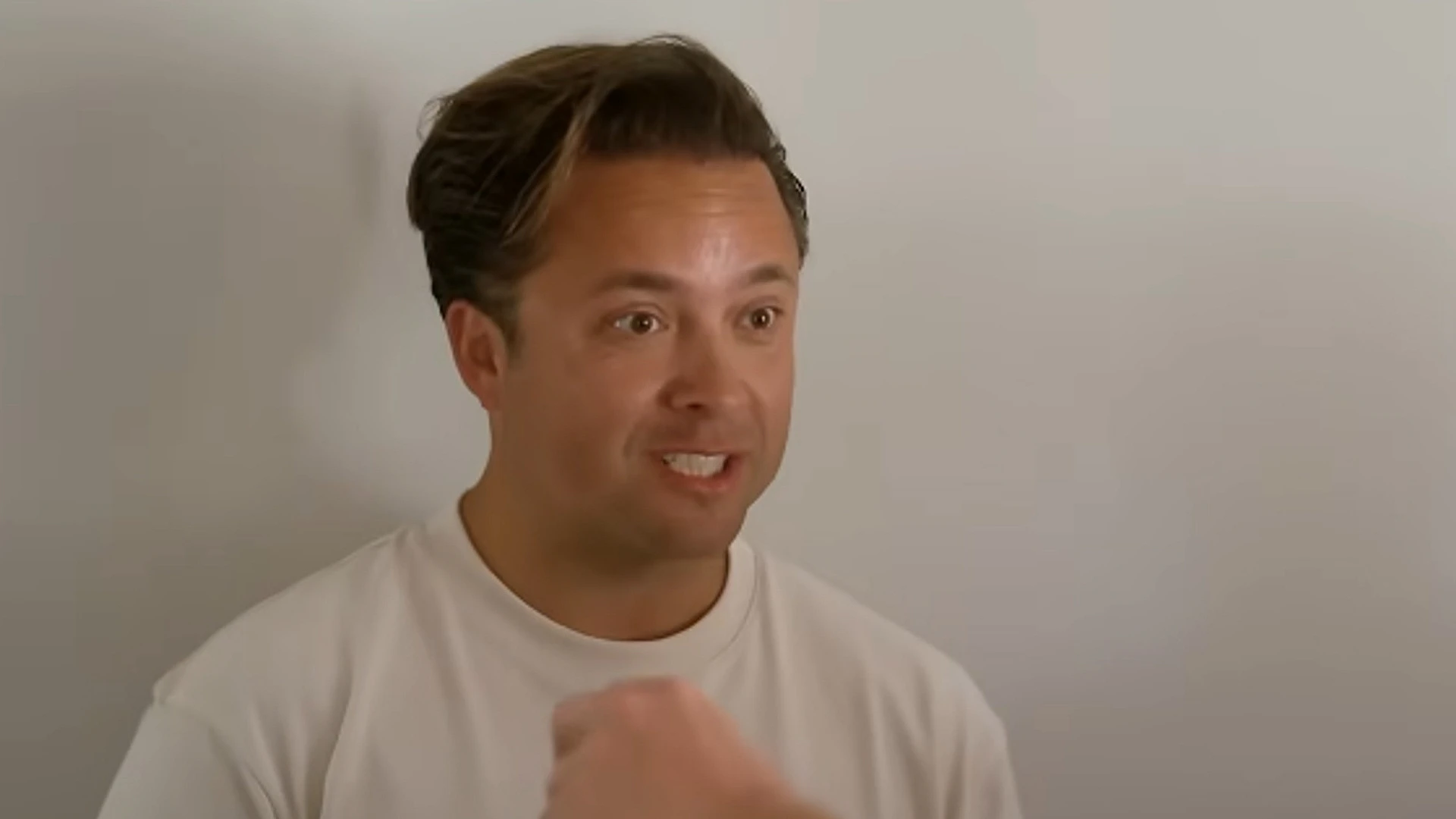 Timothy in gesprek in zijn B&B