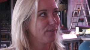 Presentatrice Carrie ten Napel tijdens een interview