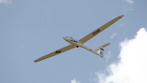 Zweefvliegtuig met USAF-markering in de lucht