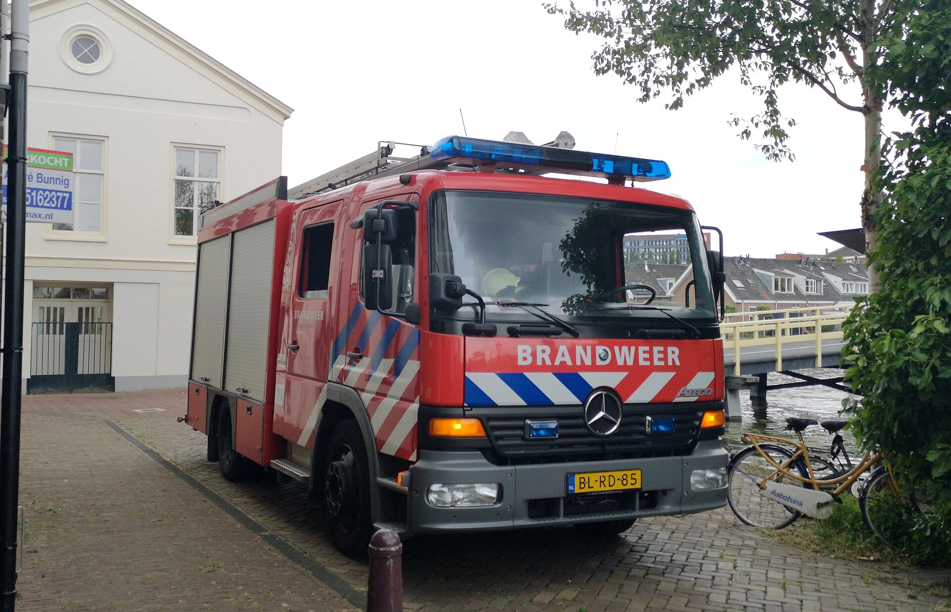 Explosie en grote brand in Leusden: appartementen ontruimd