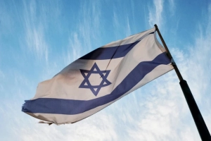 Vlag van Israel wappert tegen een blauwe lucht
