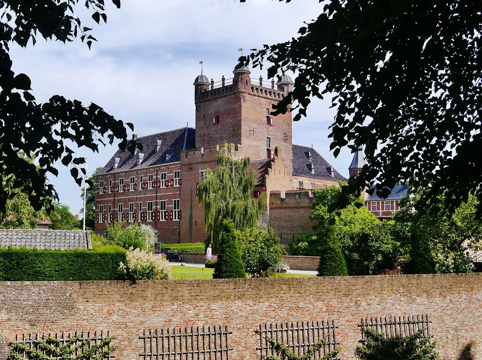Kasteel Huis Bergh gezien vanuit de tuin