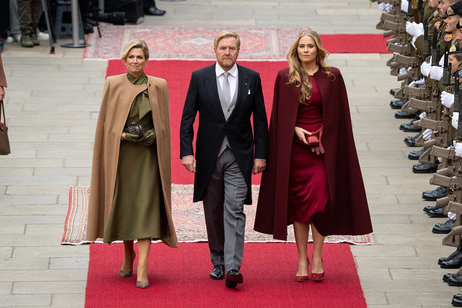 Koningin M&aacute;xima met koning Willem-Alexander en prinses Amalia tijdens een bezoek
