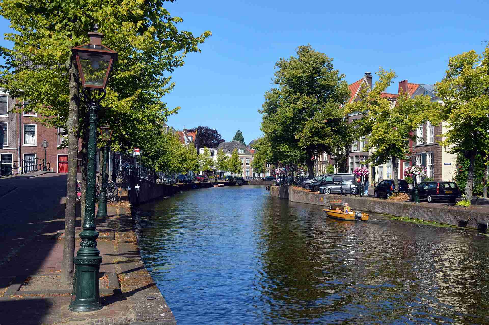 Een gracht in de binnenstad van Leiden