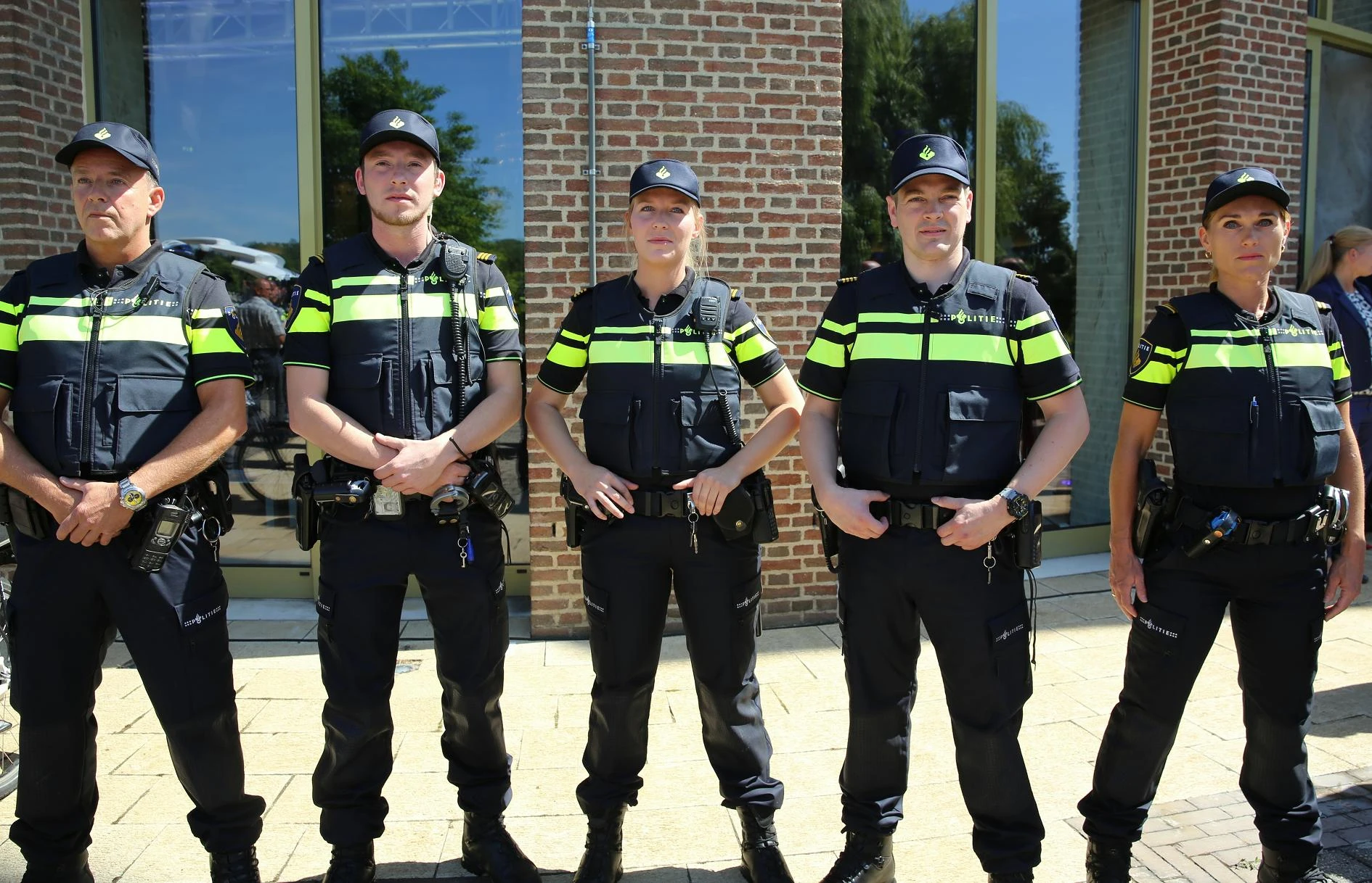 Agenten in uniform voor een politiebureau