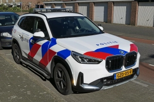 Politieauto van het type BMW X1 geparkeerd op straat