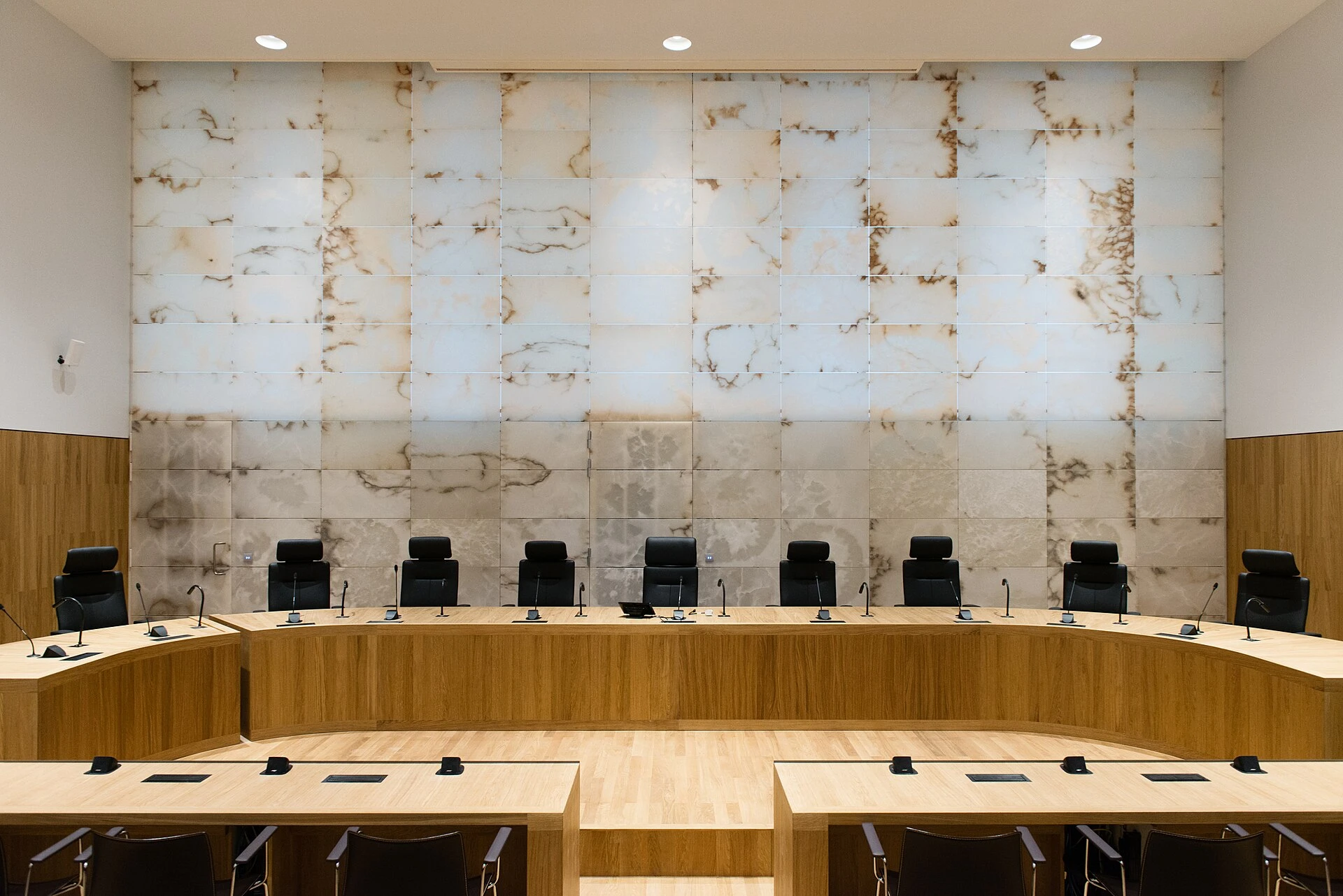 Lege rechtszaal met de tafel van de rechtbank