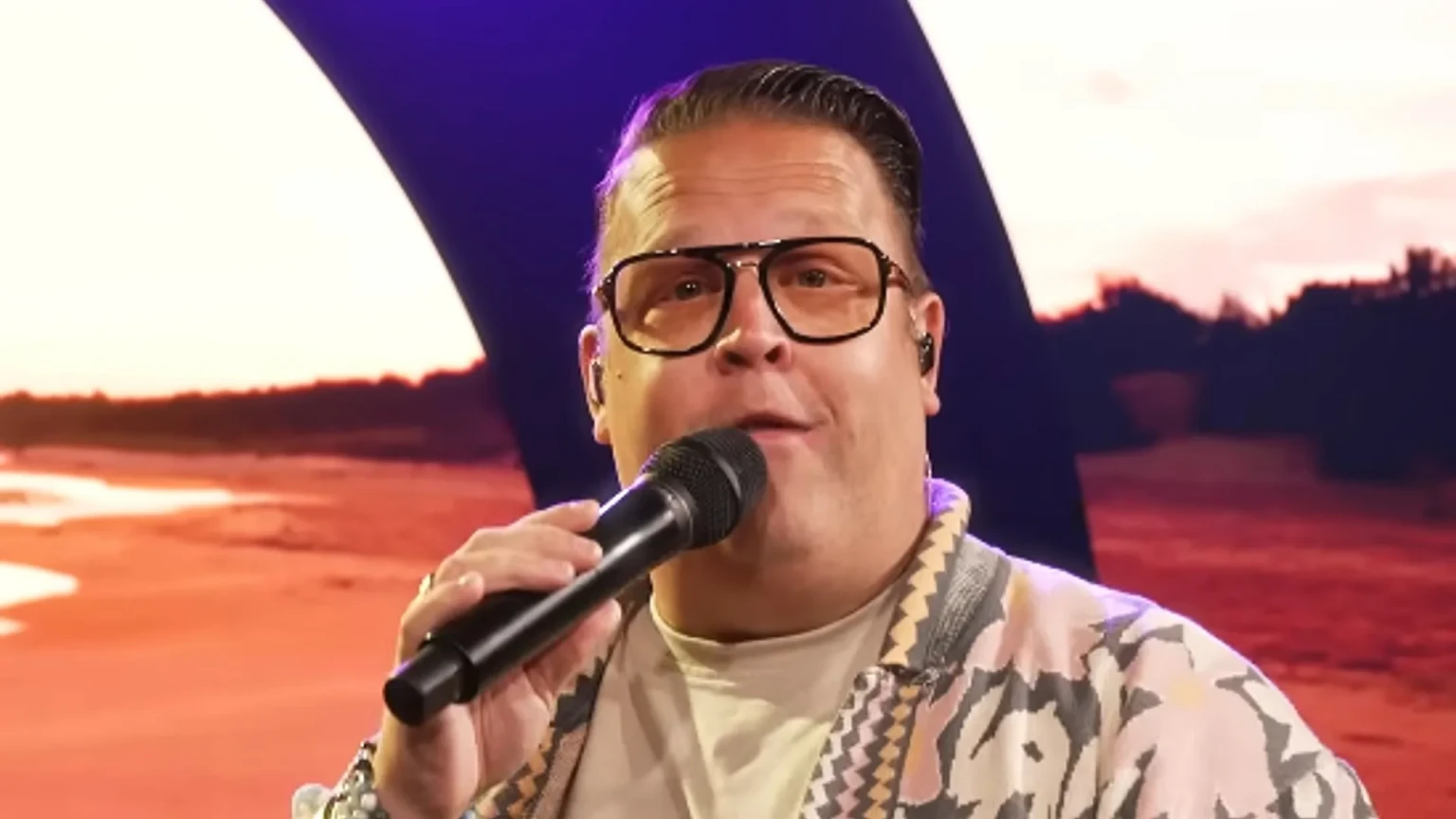 Rutger van Barneveld zingt met microfoon