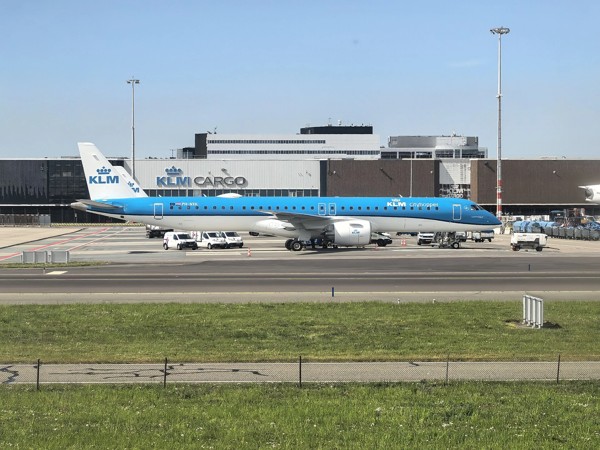 Nieuw grenssysteem Schiphol: &lsquo;EES moet fraude tegengaan, maar zorgt vijf maanden later voor kritieke drukte&rsquo;