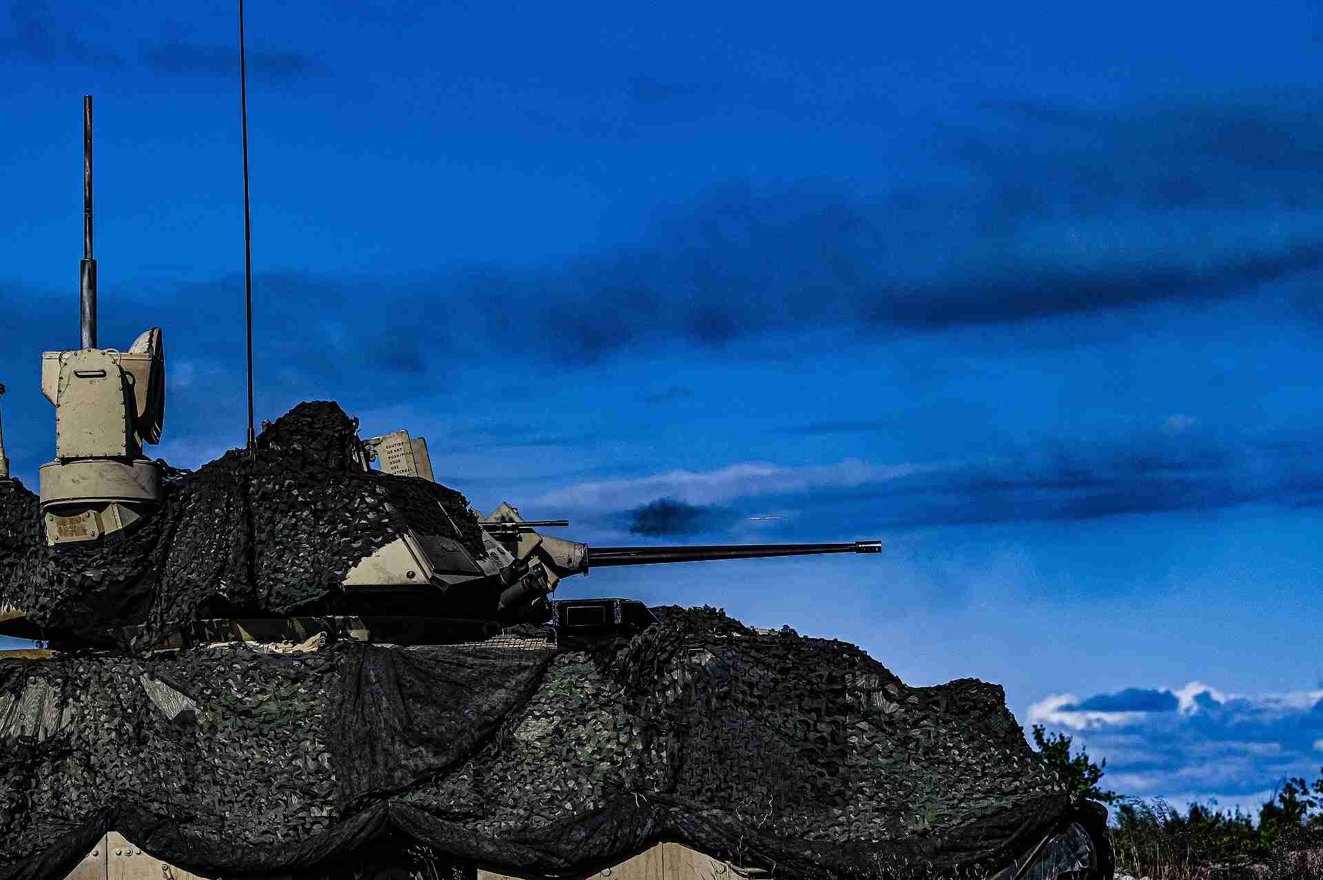 Tank onder een strakblauwe lucht