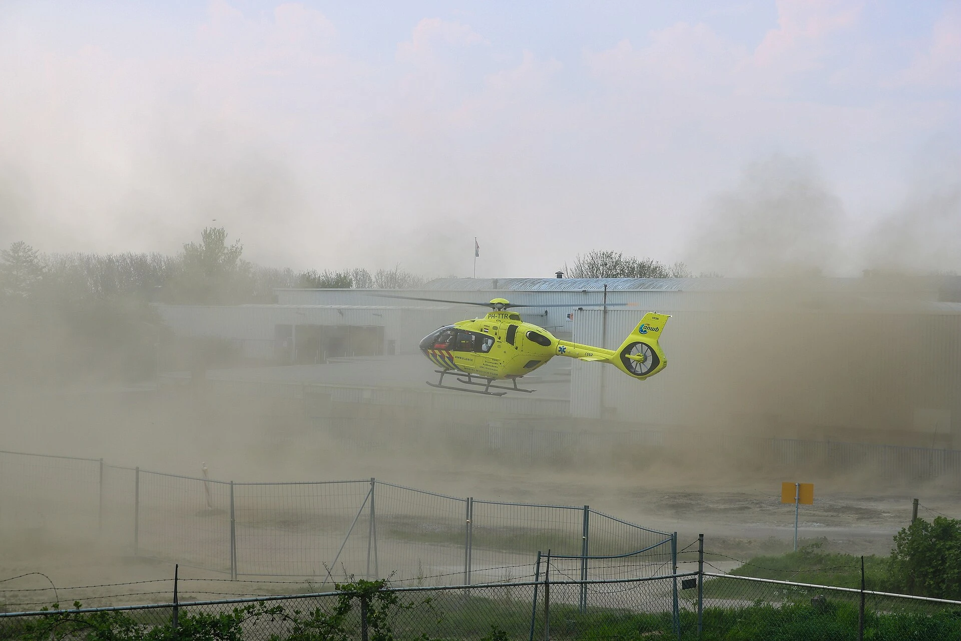 Traumahelikopter en drie vrachtwagens: N48 bij Zuidwolde na botsing dicht: &lsquo;Twee mensen ernstig gewond&rsquo;