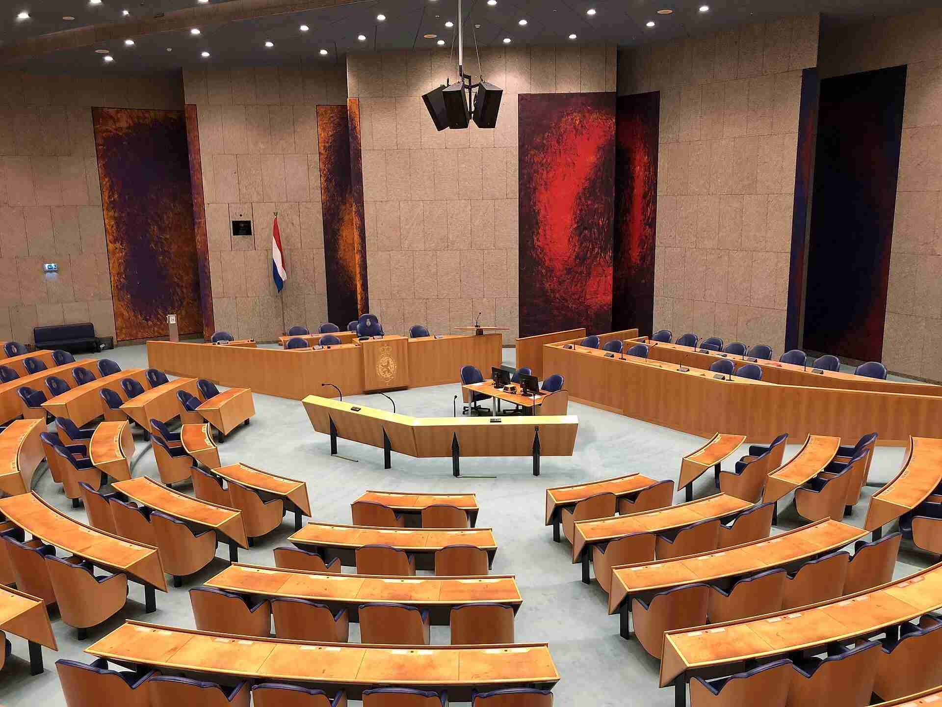 De lege plenaire zaal van de Tweede Kamer