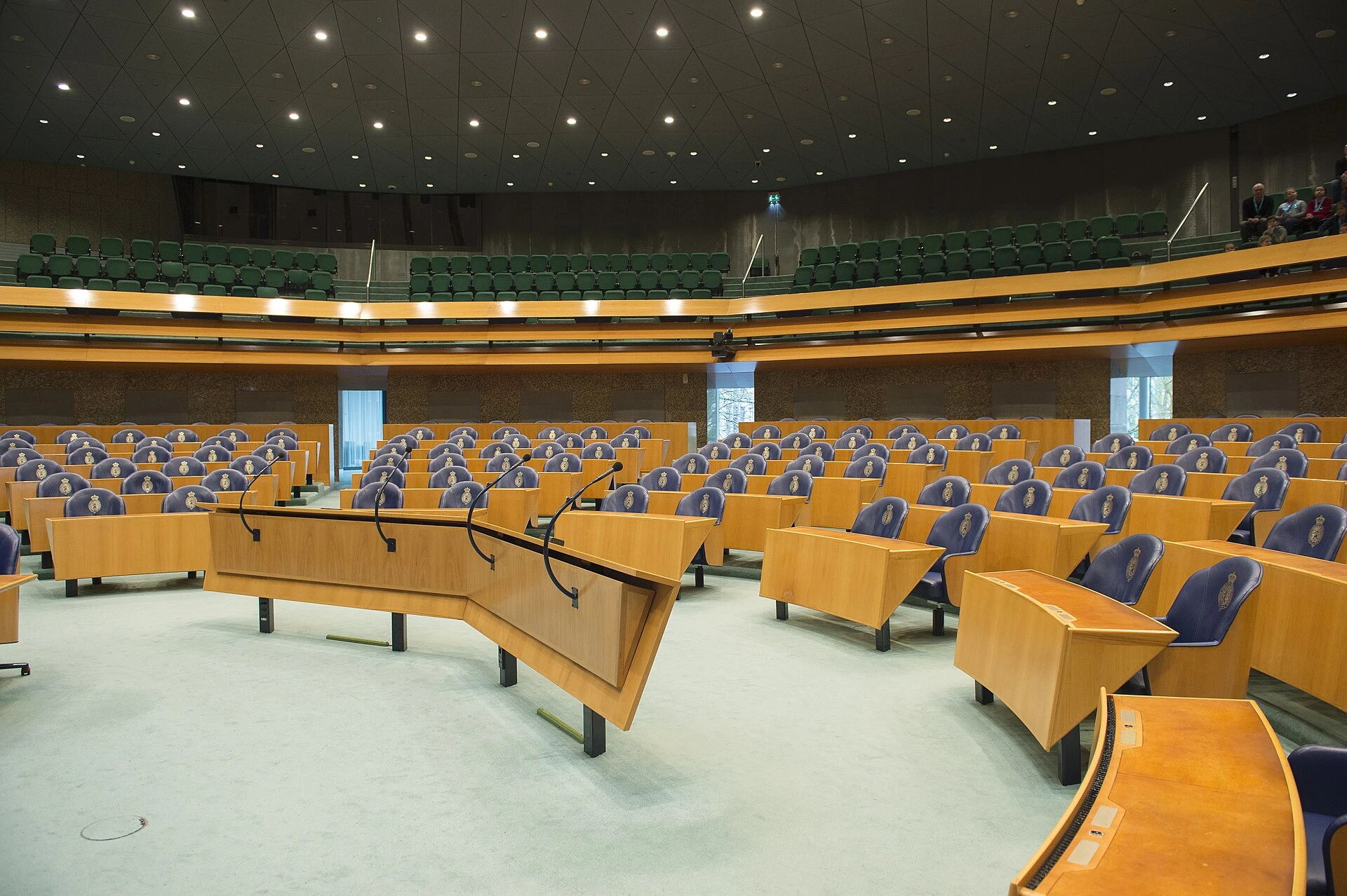 De lege plenaire zaal van de Tweede Kamer