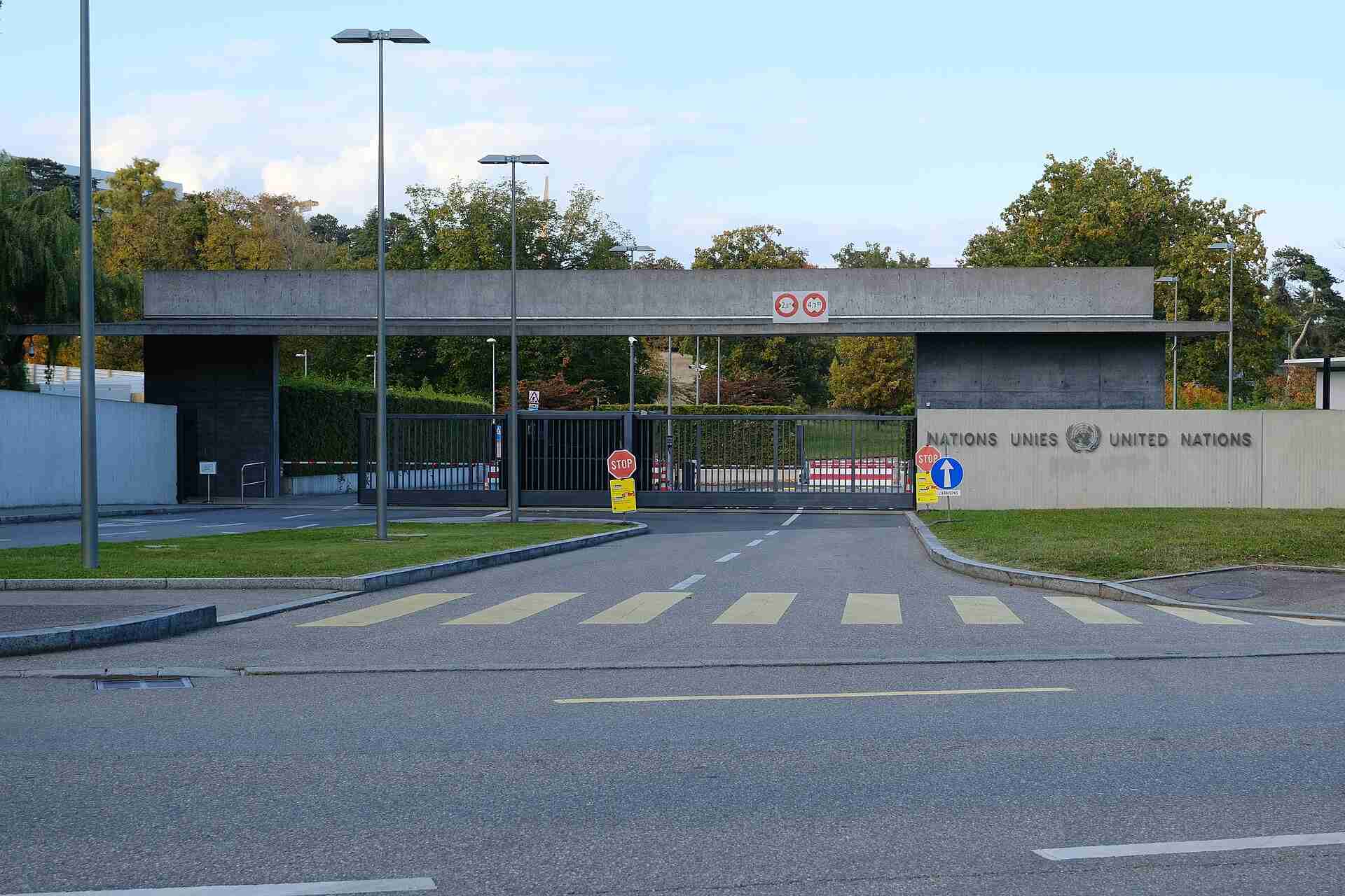 Toegangspoort van het gebouw van de Verenigde Naties in Gen&egrave;ve