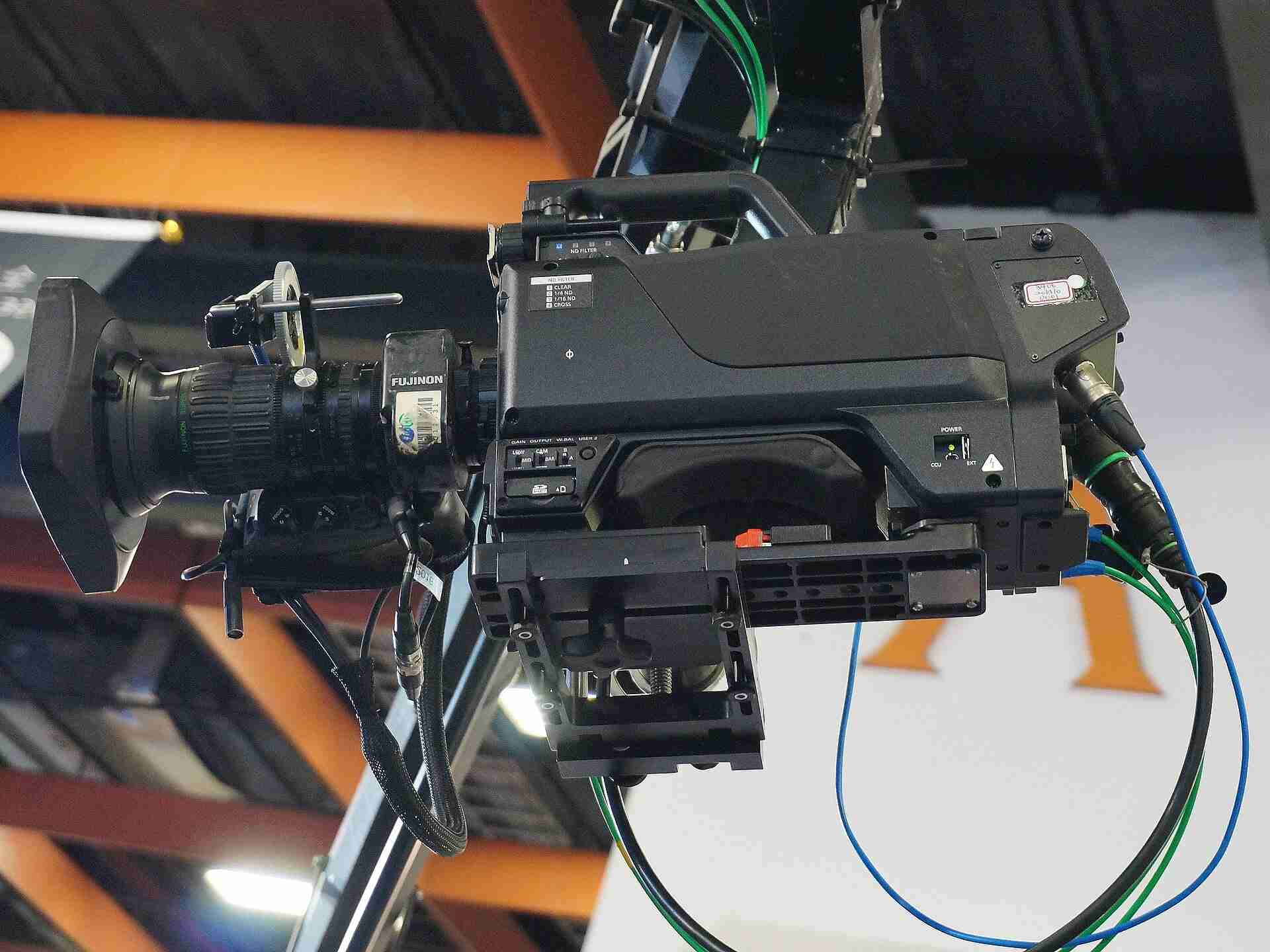Televisiecamera met kabels in een studio
