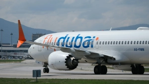 Neus van een flydubai-toestel op het platform van een vliegveld