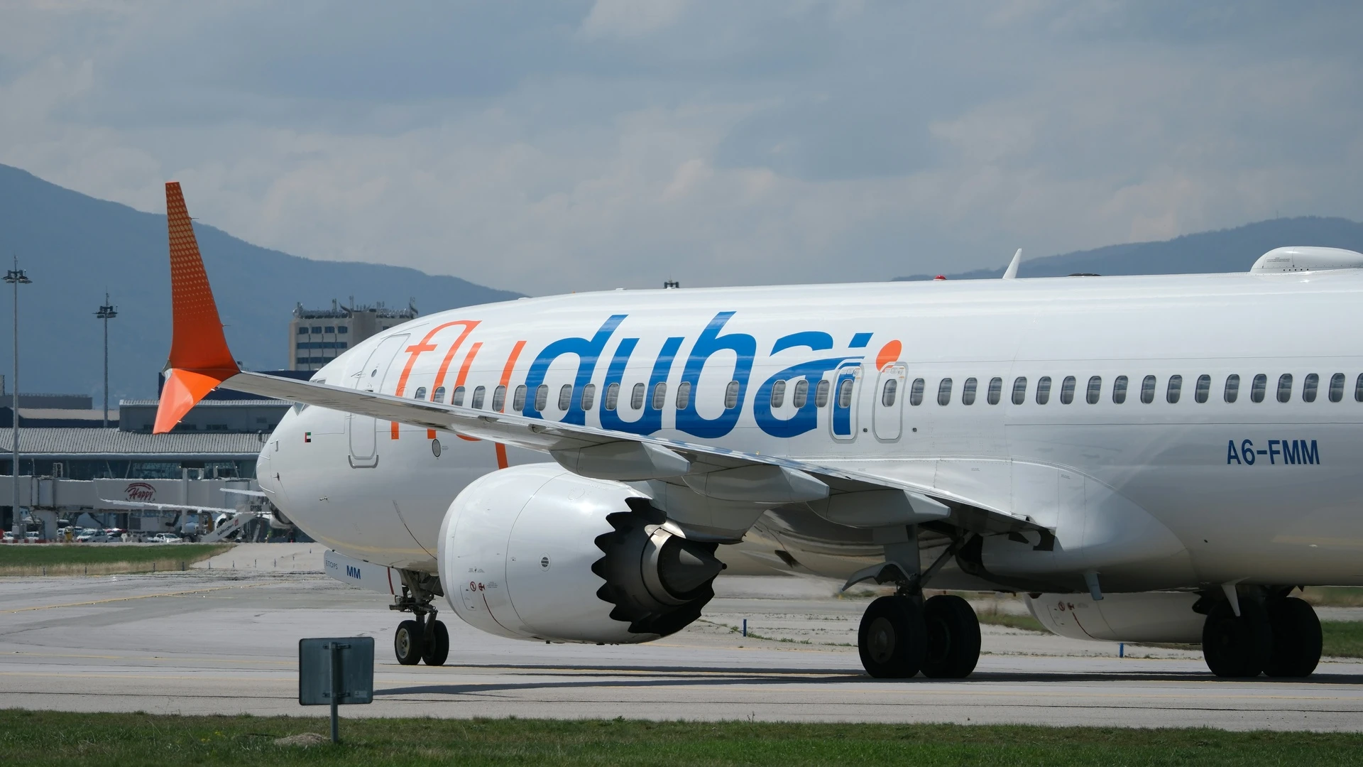 Neus van een flydubai-toestel op het platform van een vliegveld