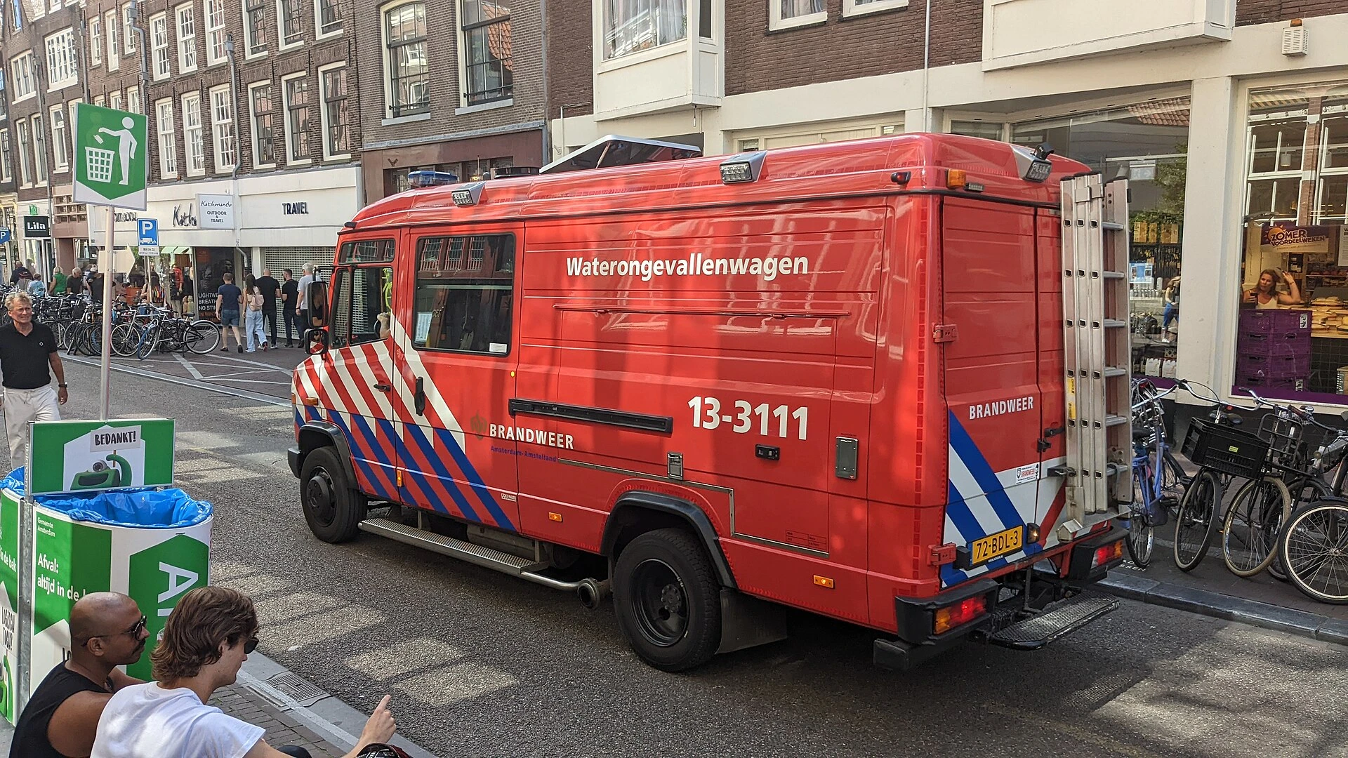 Waterongevallenwagen van de brandweer in een straat