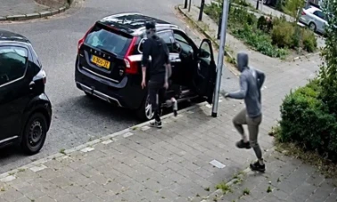Twee jongens proberen auto open te breken, maar eigenaar duikt plots op