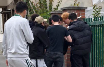 Beelden uit Frankfurt gaan viraal: jongen wordt na school opgewacht door groep jongeren